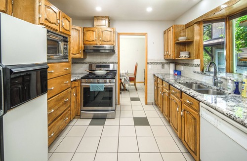 Northwest Calgary House | 3Bedroom 2Bathroom Double Garage 10 mins to DT 12 mins to Airport