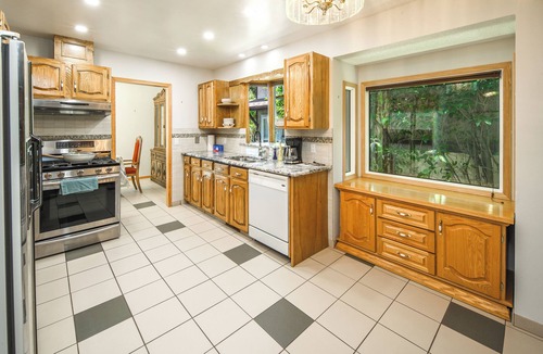Northwest Calgary House | 3Bedroom 2Bathroom Double Garage 10 mins to DT 12 mins to Airport