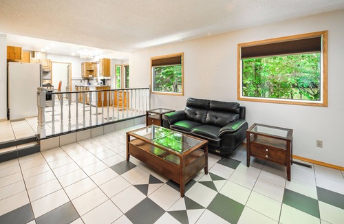 Northwest Calgary House | 3Bedroom 2Bathroom Double Garage 10 mins to DT 12 mins to Airport