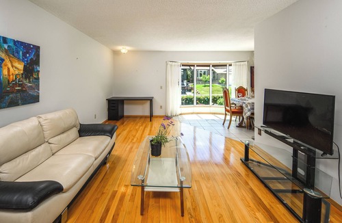Northwest Calgary House | 3Bedroom 2Bathroom Double Garage 10 mins to DT 12 mins to Airport