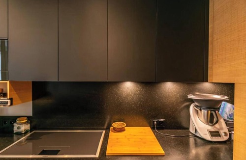 Clignancourt Apartment | 3bedroom close to the iconic Arc de Triomphe & Champs Elysees