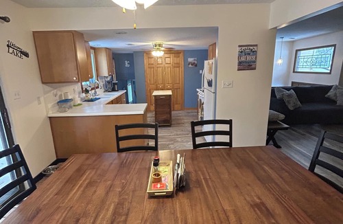 Decatur House | 3bedroom house in quaint town of Decatur with great views of lake life All Year!