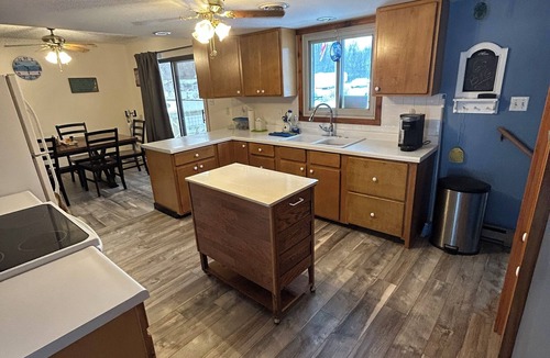Decatur House | 3bedroom house in quaint town of Decatur with great views of lake life All Year!