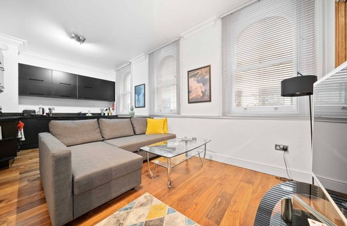 Lime Street Apartment | 3BG Historic Flat 1BR sleeps 4 Aircon Balcony