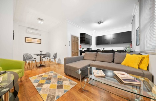 Lime Street Apartment | 3BG Historic Flat 1BR sleeps 4 Aircon Balcony