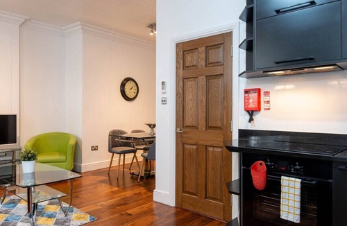 Lime Street Apartment | 3BG Historic Flat 1BR sleeps 4 Aircon Balcony