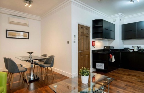 Lime Street Apartment | 3BG Historic Flat 1BR sleeps 4 Aircon Balcony