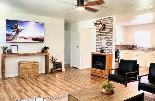 Hico House | 3BR, 1.5BA with covered parking minutes from downtown.