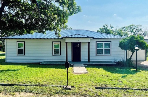 Hico House | 3BR, 1.5BA with covered parking minutes from downtown.