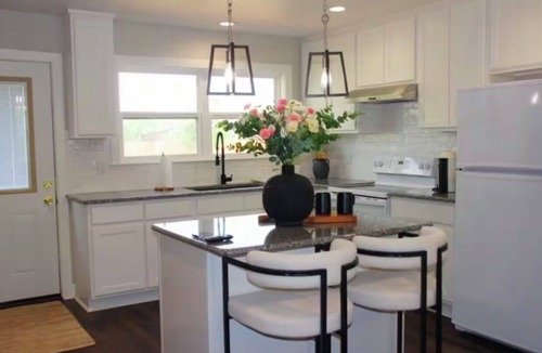 Sabinal House | 3BR- 2.5 BA Guest House in Sabinal - Sleeps 6 - Pool Access & Pond View