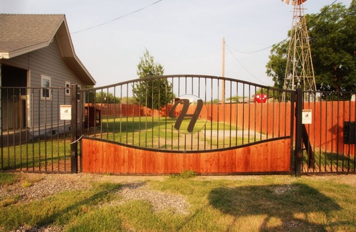 Sabinal House | 3BR- 2.5 BA Guest House in Sabinal - Sleeps 6 - Pool Access & Pond View