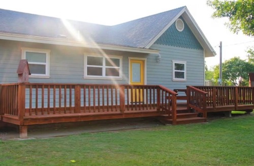 Sabinal House | 3BR- 2.5 BA Guest House in Sabinal - Sleeps 6 - Pool Access & Pond View
