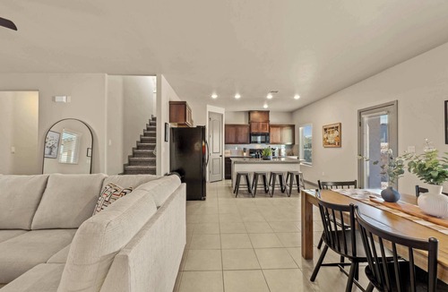 Socorro House | 3BR 2.5BA Modern Farmhouse King Bed Smart TVs