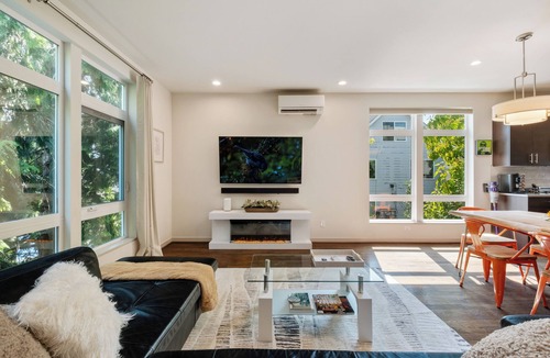 Fremont House | 3BR/2.5BA Modern Townhome, City view, Free Parking, EV Charger