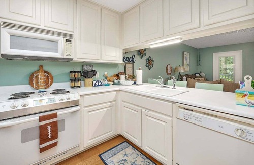 Demere Park House | 3BR/2.5BA Townhouse with Elevator & Community Pool