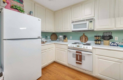 Demere Park House | 3BR/2.5BA Townhouse with Elevator & Community Pool