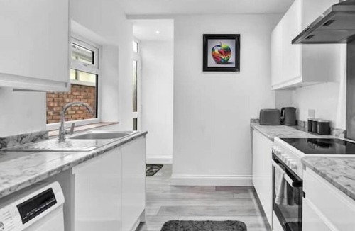 Offham House | 3BR, 2 bath, driveway, garden