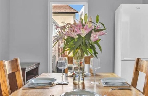 Offham House | 3BR, 2 bath, driveway, garden