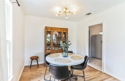 Cameron House | 3BR 2 Kings 1 Full In Town Fiber Internet SPOTLESS 2 Living Rooms Huge TV
