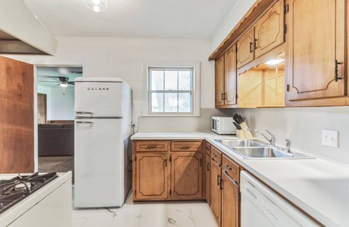 Cameron House | 3BR 2 Kings 1 Full In Town Fiber Internet SPOTLESS 2 Living Rooms Huge TV