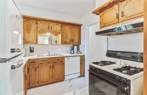 Cameron House | 3BR 2 Kings 1 Full In Town Fiber Internet SPOTLESS 2 Living Rooms Huge TV