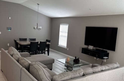 Sunbeam House | 3BR 2BA Central location