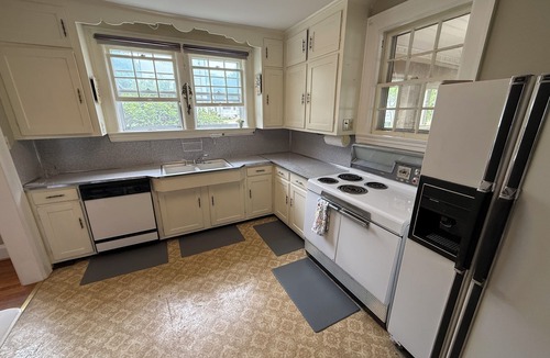Martinsville Cottage | 3BR/2BA Cottage Sleeps 6 Short Walk to Smith River – Martinsville