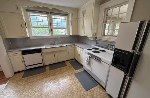 Martinsville Cottage | 3BR/2BA Cottage Sleeps 8 Short Walk to Smith River – Martinsville