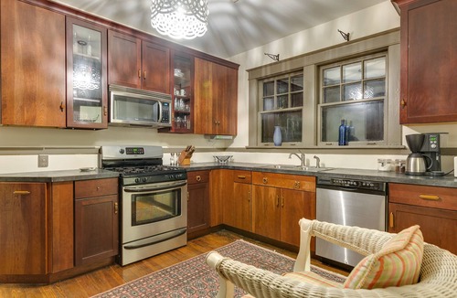 Cooper-Young Historic District House | 3BR 2BA Dynamite Cooper Young Craftsman 2 blocks from Cooper Young intersection!