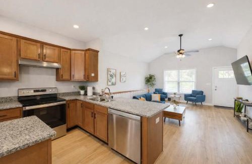 Clarksville Apartment | 3BR 2BA Home with King Queen & Twin Beds