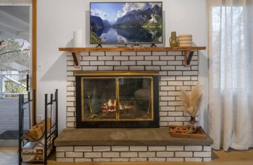 Lansing House | 3BR/2BA Lakehouse 10 min to town