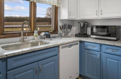 Lansing House | 3BR/2BA Lakehouse 10 min to town