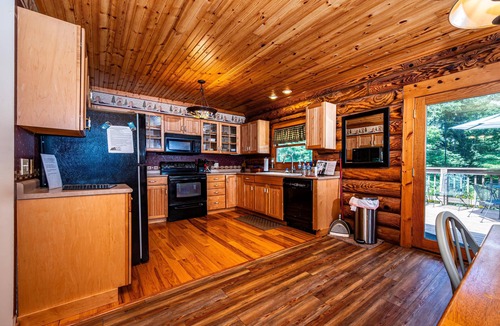 Nineveh Cabin | 3BR, 2BA log cabin