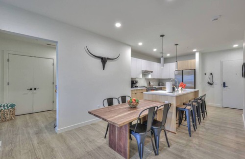Downtown Nashville Condo | 3BR/2BA Lux Condo | Pool |Walk to Broadway (0.8mi)