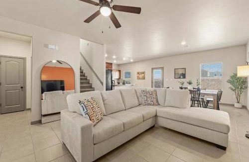 Socorro House | 3BR 2BA Modern Farmhouse King Bed Smart TVs