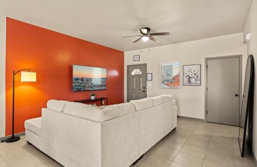 Socorro House | 3BR 2BA Modern Farmhouse King Bed Smart TVs
