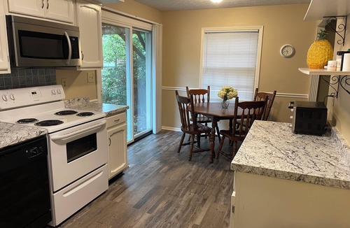 Middletown House | 3br/2bath 2000 sf HOUSE Garage, private yard, & location 1 mile to xway,