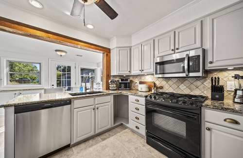 Turner Park House | 3BR/3BA 1940s Bungalow Near Expo Square. Pet friendly!