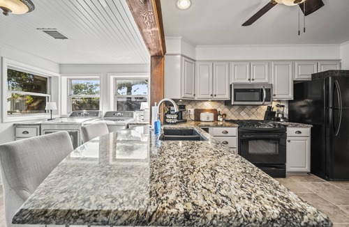 Turner Park House | 3BR/3BA 1940s Bungalow Near Expo Square. Pet friendly!