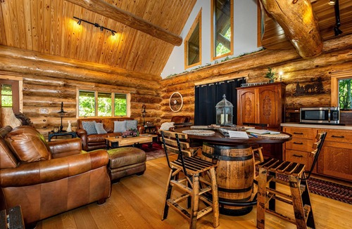 Helmsburg Cabin | 3BR, 3BA log cabin