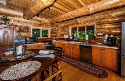 Helmsburg Cabin | 3BR, 3BA log cabin