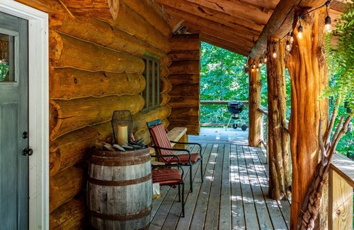 Helmsburg Cabin | 3BR, 3BA log cabin