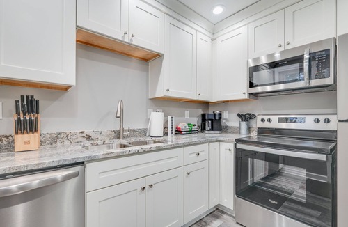 Portsmouth House | 3BR, 6 Beds – Prime Stay Near Rivers Casino!