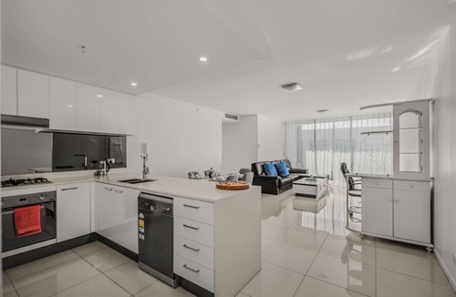 Biggera Waters Apartment | 3BR Apartment +Pool Parking!Steps to Harbour Town