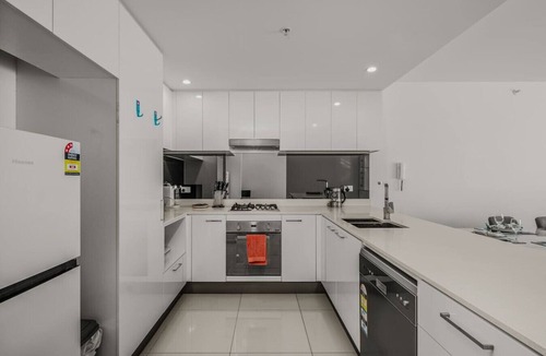 Biggera Waters Apartment | 3BR Apartment +Pool Parking!Steps to Harbour Town