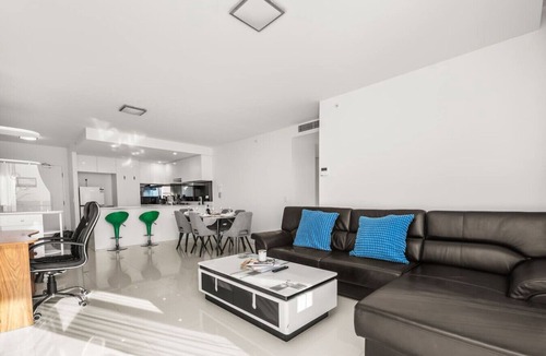 Biggera Waters Apartment | 3BR Apartment +Pool Parking!Steps to Harbour Town