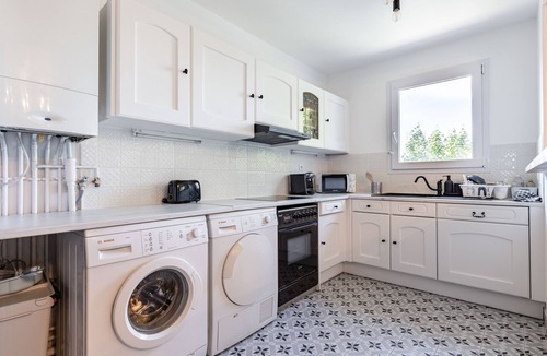 Petit Nanterre Apartment | 3BR Appartment: Garden View, Prem Amenities, Free Parking - 10 Min to Central
