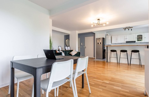 Petit Nanterre Apartment | 3BR Appartment: Garden View, Prem Amenities, Free Parking - 10 Min to Central