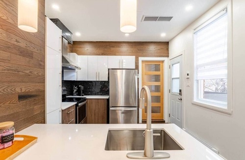 Latin Quarter Apartment | 3BR Apt DT/King Bed/Indoor Parking/AC