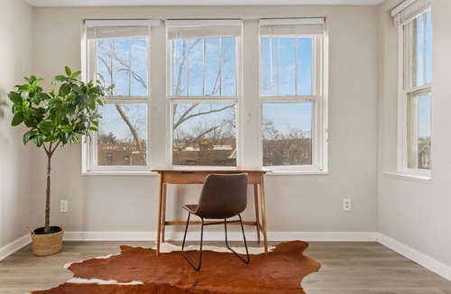 University City Apartment | ★ 3BR Apt ★ Mid Term Stay ★ The Loop - WashU - BJC ★